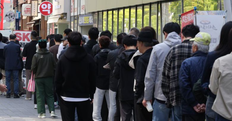 SKT, 유심 교체 기다리는 시민들 (서울=연합뉴스) 이진욱 기자 = 가입자 유심(USIM) 정보를 탈취당한 SK텔레콤이 유심 무료교체 서비스를 시작한 28일 서울 시내 한 SKT 대리점에서 시민들이 유심 교체를 위해 줄을 서 차례를 기다리고 있다. 2025.4.28 cityboy@yna.co.kr (끝)