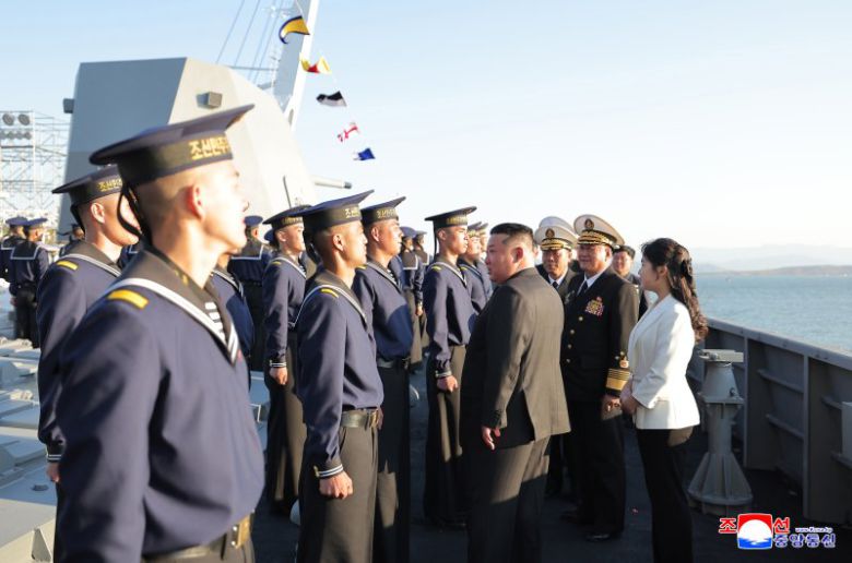 북한 김정은 국무위원장이 참석한 가운데 5000t급 신형다목적구축함 '최현호' 진수식이 지난 25일 남포조선소에서 진행됐다고 조선중앙통신이 26일 보도했다. 조선중앙통신 캡처
