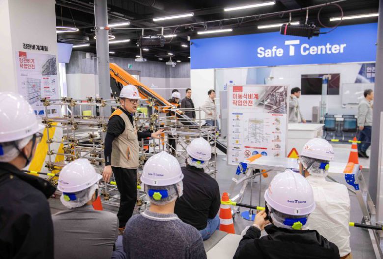 SK텔레콤 임직원들이 안전체험교육관의 콘텐츠를 체험하고 있다. SK텔레콤 제공