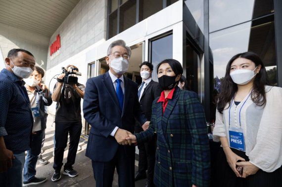 2021년 10월 1일 당시 이재명 경기도지사의 대선 경선캠프 후원회장을 맡은 강금실 전 법무부 장관이 1일 민주당 대선 경선 제주 합동연설회가 열리는 호텔 난타를 찾았다. 사진=뉴시스