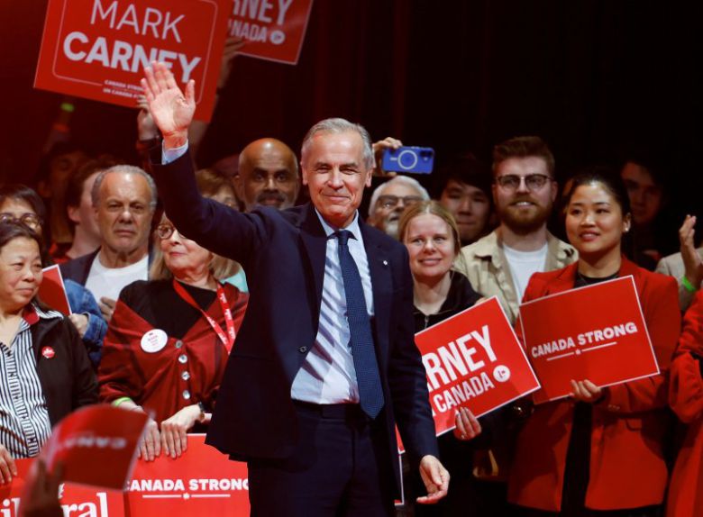 캐나다의 마크 카니 총리가 29일(현지시간) 캐나다 오타와의 자유당 본부에서 지지자들에게 손을 흔들고 있다.로이터연합뉴스