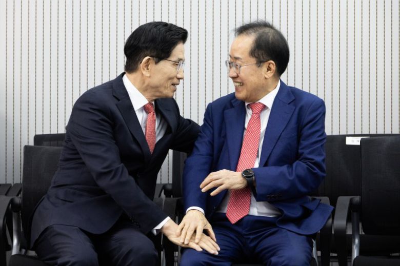 제21대 대통령후보자 국민의힘 3차 경선 진출자를 발표하는 29일 오후 서울 여의도 국민의힘 중앙당사에서 김문수, 홍준표 후보가 대화하고 있다. 국회사진취재단