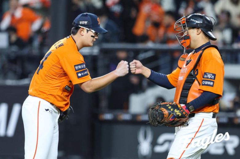 프로야구 한화 이글스 김서현(왼쪽)이 지난 8일 대전 한화생명볼파크에서 열린 2025 신한 쏠뱅크 KBO리그 KIA 타이거즈와의 경기를 승리로 마친 뒤 이재원과 세리머니를 펼치고 있다.뉴시스