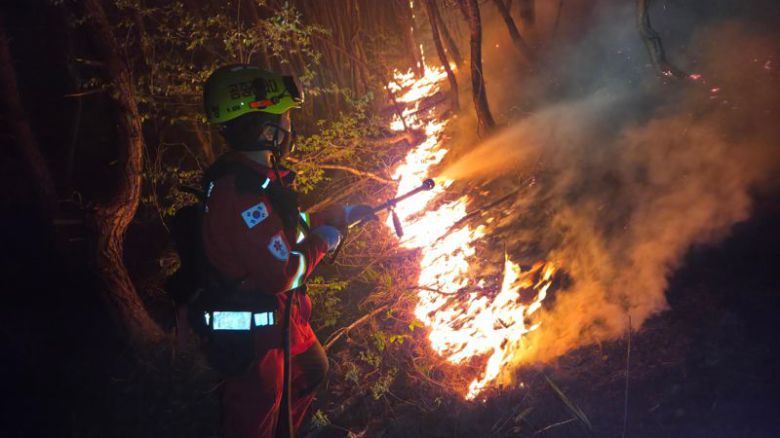 산림청 공중진화대원의 대구 함지산 산불 야간진화 모습.