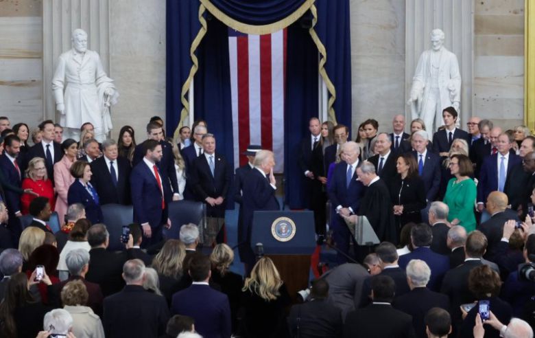 도널드 트럼프(가운데) 미국 대통령이 1월 20일(현지시간) 워싱턴 연방의사당에서 대통령 취임 선서를 하고 있다. 트럼프 2기 행정부 출범 이후 첫 100일 동안 뉴욕 증시의 스탠더드앤드푸어스(S&P)500은 대통령 취임 첫 100일 기록으로는 1973년 리처드 닉슨 이후 두 번째로 저조한 성적을 냈다. EPA 연합