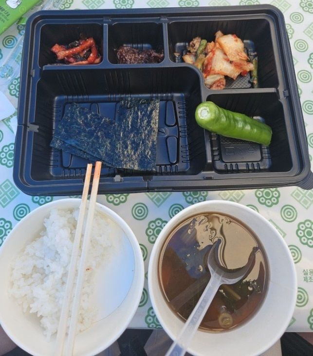 충북 장애인도민체전이 개막한 24일 선수단에 제공된 12000원짜리 부실 도시락.