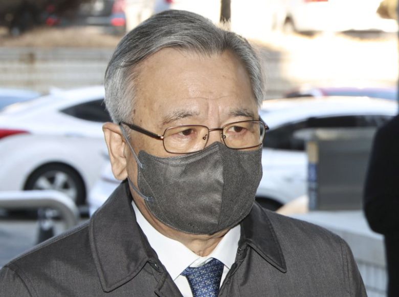 '대장동 사건'과 관련해 민간업자들에게 청탁을 대가로 금품을 수수한 혐의로 재판에 넘겨진 박영수 전 특별검사가 지난 2월 13일 오전 서울 서초구 서울중앙지법에서 열린 '특정경제범죄가중처벌등에관한법률위반(수재 등)' 혐의 1심 선고공판에 출석하고 있다. /사진=뉴스1