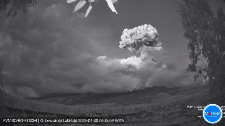 30일 인도네시아 동누사?가라주(NTT) 르워토비 라키라키 화산 분화, 4000m 높이로 치솟은 화산재 기둥./사진=인도네시아 에너지광물자원부 화산·지질재난방지센터 제공