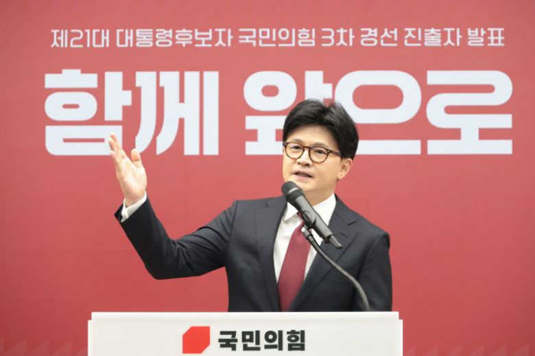 한동훈 국민의힘 대선 경선 후보가 29일 오후 서울 여의도 중앙당사에서 열린 제21대 대통령후보자 선출을 위한 3차 경선 진출자 발표에서 승리와 화합을 위한 메시지를 발표하고 있다. 뉴스1