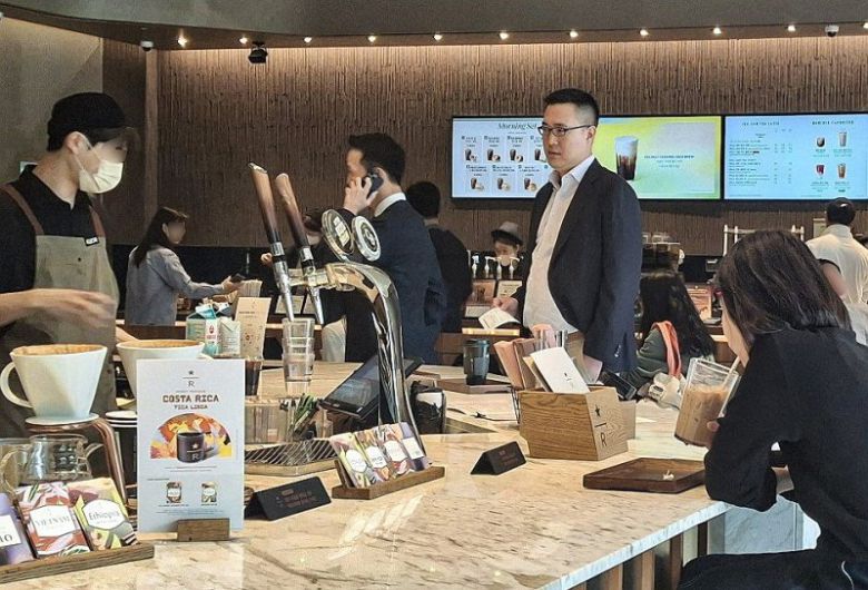 김동원 한화생명 사장(왼쪽 세번째), 김동선 한화갤러리아 부사장(오른쪽 두번?)이 30일 서울 모처 내 카페를 찾은 모습. 연합뉴스
