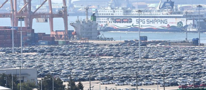 지난 29일 경기 평택항 자동차 전용부두에 선적을 기다리는 수출용 차량이 세워져 있다. 뉴시스