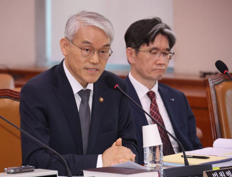 30일 서울 여의도 국회에서 열린 법제사법위원회 전체회의에서 천대엽 법원행정처장이 의원 질의에 답하고 있다. 연합뉴스