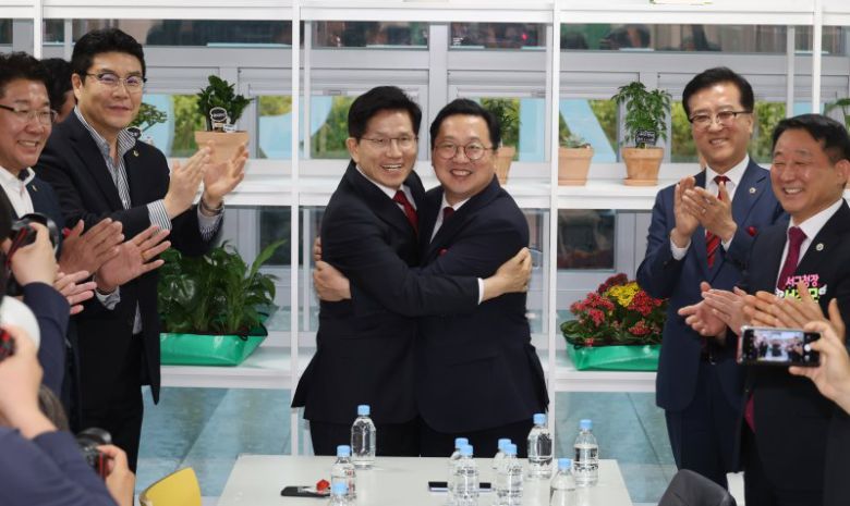 [대전=뉴시스] 고승민 기자 = 김문수 국민의힘 대선 경선 후보가 30일 동대전도서관에서 이장우 대전시장을 만나 기념촬영하고 있다. 2025.05.01. kkssmm99@newsis.com <저작권자ⓒ 공감언론 뉴시스통신사. 무단전재-재배포 금지.> /사진=뉴시스화상