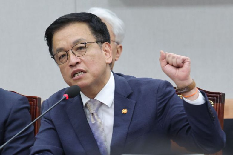 최상목 경제부총리 겸 기획재정부 장관이 지난달 16일 서울 여의도 국회에서 열린 법제사법위원회 전체회의 최상목탄핵 청문회에서 의원질의에 답하고 있다. 사진=뉴시스