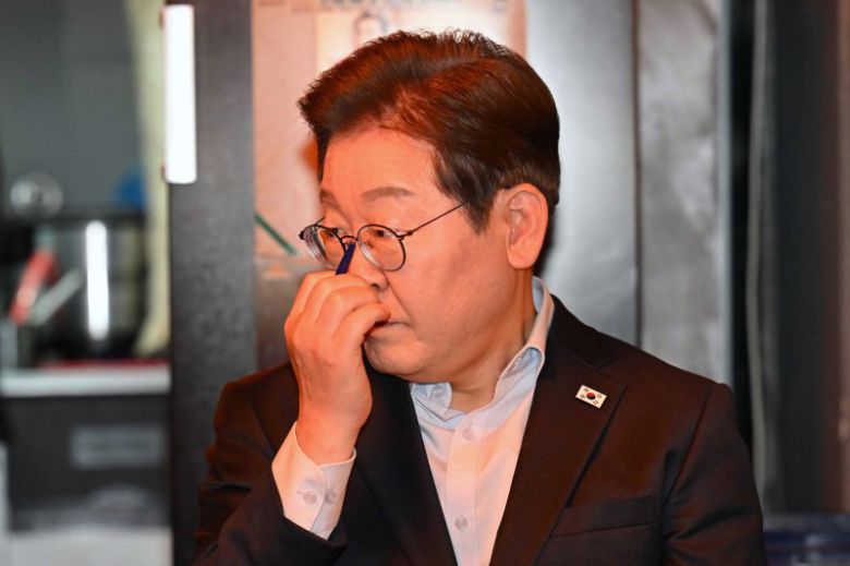 이재명 더불어민주당 대선후보가 1일 오후 서울 종로구의 한 포장마차에서 열린 배달라이더, 택배기사 등 비(非)전형 노동자들과 간담회에서 노동자들의 발언을 듣고 있다. 사진=뉴시스