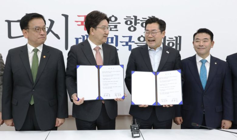 권성동 국민의힘 원내대표와 박찬대 더불어민주당 원내대표가 1일 오전 서울 여의도 국회에서 추경안 합의문에 서명한 뒤 기념촬영을 하고 있다. 왼쪽부터 최상목 경제부총리 겸 기획재정부장관, 권 원내대표, 박 원내대표, 박정 예결특위원장. 뉴스1