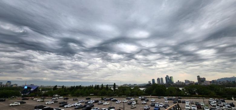 1일 서울 여의도 하늘에 ‘거친물결구름’이 나타나 있다. 사진=박범준 기자