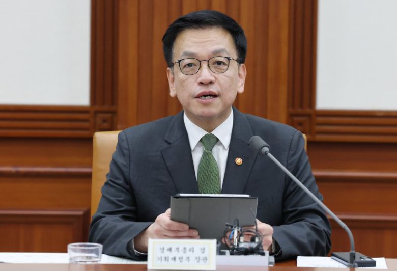 최상목 경제부총리 겸 기획재정부 장관이 1일 오전 서울 종로구 정부서울청사에서 열린 경제관계장관회의 겸 산업경쟁력강화 관계장관회의에서 발언을 하고 있다뉴스1