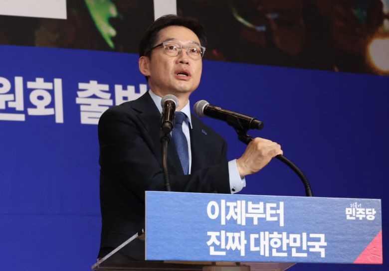 [서울=뉴시스] 조성우 기자 = 30일 오후 서울 여의도 국회 의원회관에서 열린 더불어민주당 제21대 대통령선거 '진짜 대한민국' 중앙선거대책위원회 출범식에서 김경수 총괄선거대책위원장이 발언하고 있다. 2025.04.30. xconfind@newsis.com <저작권자ⓒ 공감언론 뉴시스통신사. 무단전재-재배포 금지.> /사진=뉴시스화상