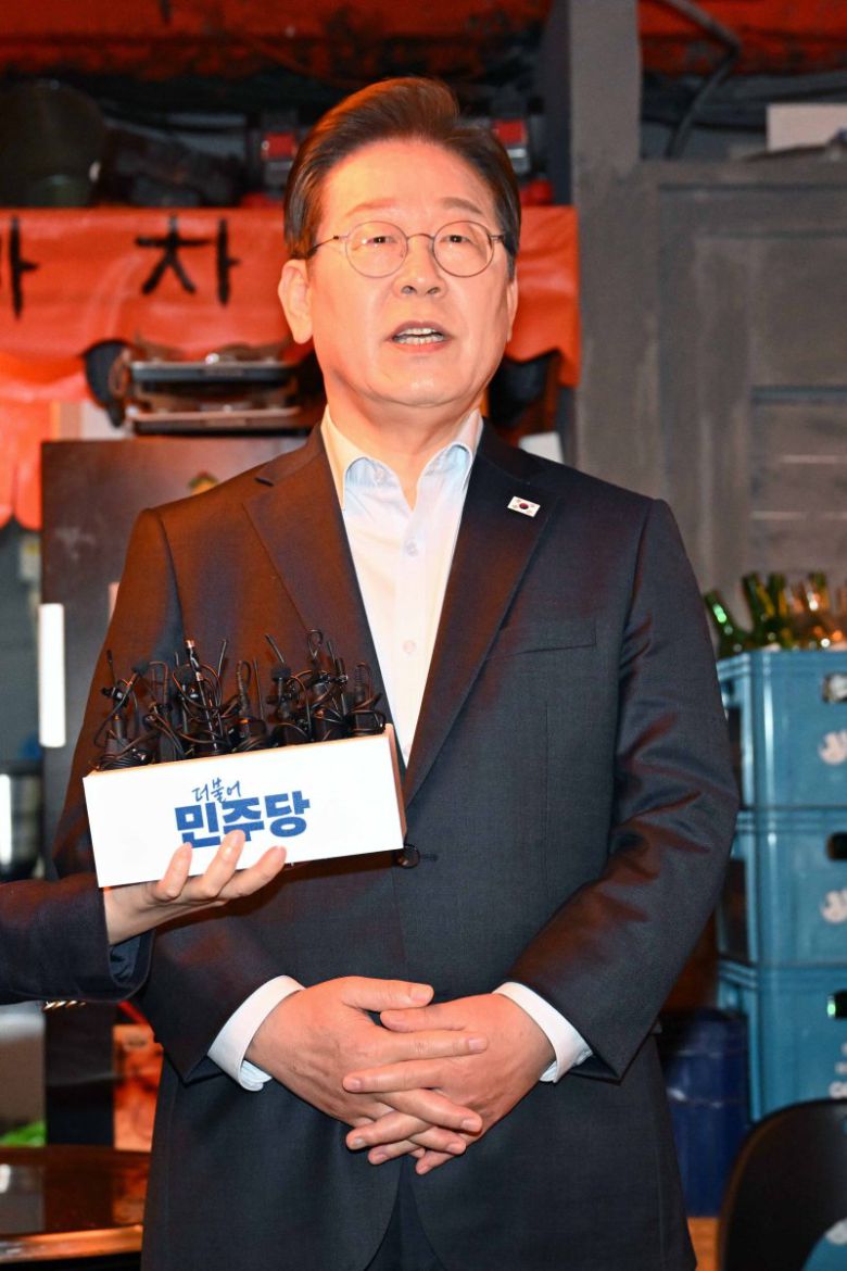 이재명 "제 생각과 전혀 다른 판결" 더불어민주당 이재명 대선 후보가 1일 서울 종로구의 한 식당에서 비(非)전형 노동자들과 간담회를 마친 뒤 대법원의 공직선거법 위반 관련 유죄 취지의 파기환송 선고에 대한 입장을 밝히고 있다. 이 후보는 "제 생각과 전혀 다른 방향의 판결"이라고 밝혔다. 연합뉴스                                    권성동 "후보 사퇴하라" 국민의힘 권성동 원내대표가 1일 국회에서 더불어민주당 이재명 대선후보의 공직선거법 위반 혐의 사건에 관한 대법원 상고심 선고 후 브리핑하고 있다. 연합뉴스