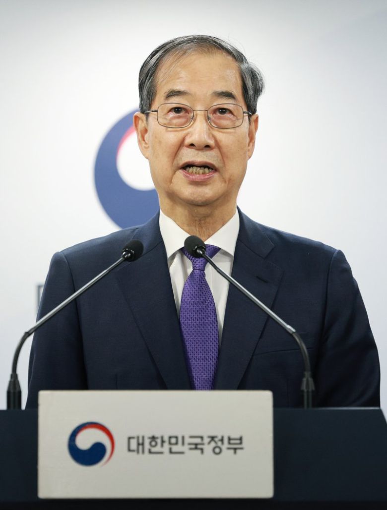 [서울=뉴시스] 고범준 기자 = 한덕수 대통령 권한대행 국무총리가 1일 서울 종로구 정부서울청사에서 대국민 담화를 하고 있다. 2025.05.01. bjko@newsis.com <저작권자ⓒ 공감언론 뉴시스통신사. 무단전재-재배포 금지.> /사진=뉴시스화상