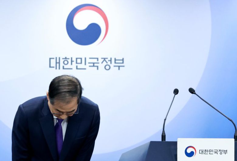 한덕수 대통령 권한대행 국무총리가 1일 정부서울청사에서 대국민담화를 하던 중 허리 숙여 인사하고 있다. 한 권한대행은 담화에서 "저는 우리가 직면한 위기를 극복하기 위해 제가 할 수 있는 일, 제가 해야 하는 일을 하고자 저의 직을 내려놓기로 최종 결정했다"며 사실상 대선 출마를 공식화했다. 한 대행은 2일 국회에서 대선 출마를 공식 선언한다. 연합뉴스