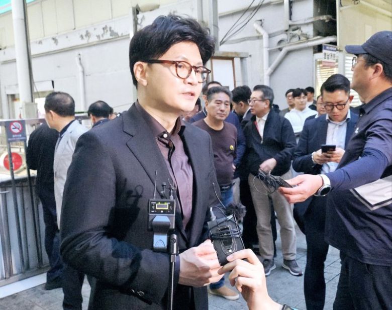 국민의힘 대선 후보 선출을 이틀 앞둔 1일 한동훈 국민의힘 대선 경선 후보가 대구 중구 대신동 서문시장을 찾아 취재진 질문에 답하고 있다. 뉴스1