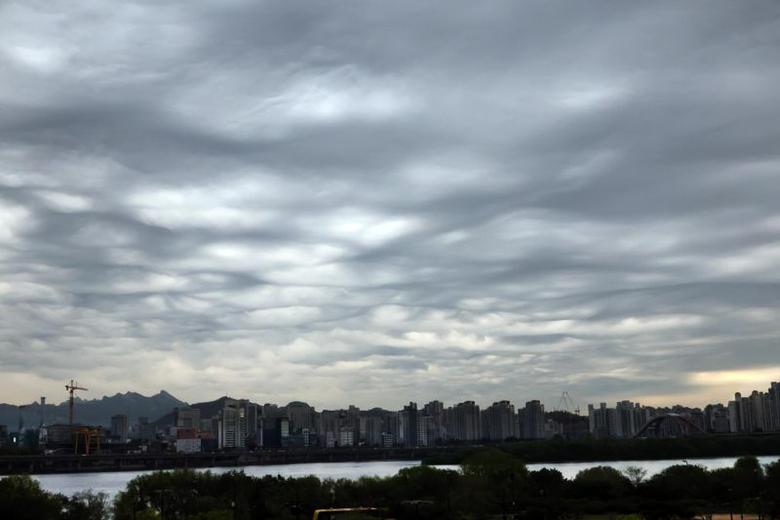 1일 서울 여의도 하늘에 ‘거친물결구름’이 나타나 있다. 사진=박범준 기자