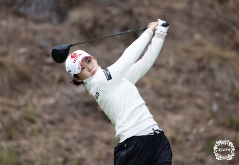 크리스에프앤씨 KLPGA 챔피언십 첫 날 단독 선두에 오른 황유민.KLPGA 제공