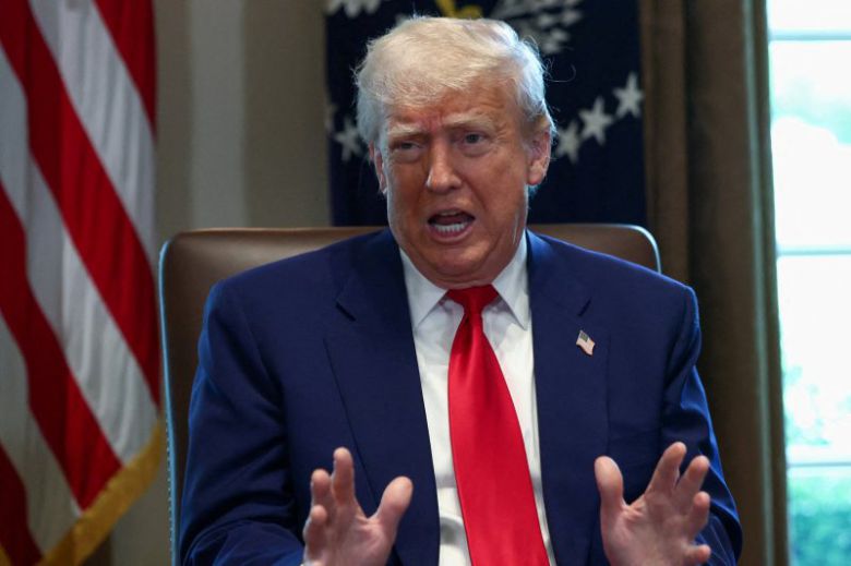 도널드 트럼프 미국 대통령이 4월 30일(현지시간) 워싱턴 백악관에서 각료회의를 주재하고 있다. 트럼프 대통령은 이날 상무부 발표에서 미 1분기 국내총생산(GDP) 성장률이 마이너스(-) 0.3%로 나타난 가운데 그 책임을 조 바이든 전 정부에 돌렸다. 로이터 연합