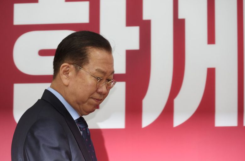 국민의힘 권영세 비상대책위원장이 1일 서울 여의도 국회에서 공직선거법 위반 혐의로 기소된 더불어민주당 이재명 대선후보에게 무죄를 선고한 2심 판결이 대법원에서 유죄 취지로 파기 환송된 것과 관련해 기자회견을 하기 위해 입장하고 있다. 연합뉴스