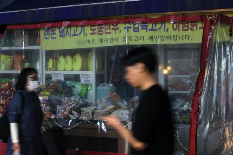 흉기 난동으로 1명이 숨지고 다른 한 명이 크게 다치는 사건이 발생한 지난달 22일 서울 강북구 지하철 4호선 미아역 인근 24시간 운영되던 할인마트 앞으로 시민들이 지나고 있다. 뉴스1