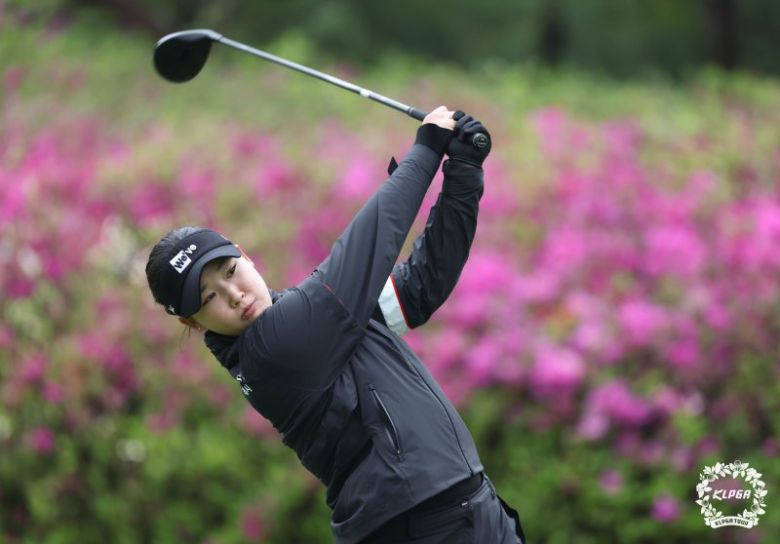 경기 양주 레이크우드CC에서 열린 '크리스에프앤씨 제47회 KLPGA 챔피언십'에서 김민솔이 16번홀 티샷을 하고 있다. KLPGA 제공