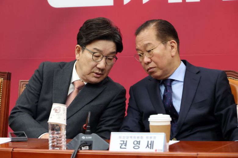 권영세 국민의힘 비상대책위원장과 권성동 원내대표가 1일 서울 여의도 국회에서 열린 비상대책위원회의에서 귀엣말을 하고 있다. 사진=박범준 기자