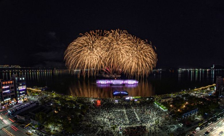 전남 목포시는 글로벌 온라인 여행 플랫폼 '부킹닷컴' 조사 결과, '5월 황금연휴 국내 여행지 검색 순위 TOP10'에서 2위를 차지하며 뜨거운 인기를 입증했다고 2일 밝혔다. 사진은 지난 4월 26일 올해 첫 공연에서 2만5000여명의 관람객을 끌어모으며 성공적인 개막을 알린 '목포해상W쇼' 모습. 목포시 제공