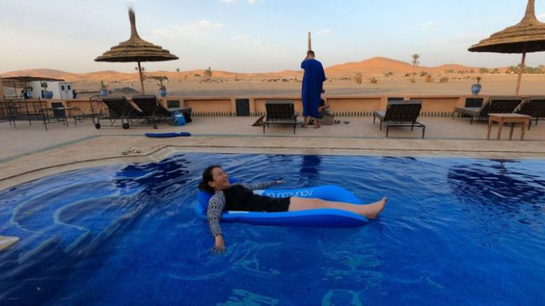 사막을 바라보며 물놀이가 가능한 핫산네. 사진=김태원(tan)