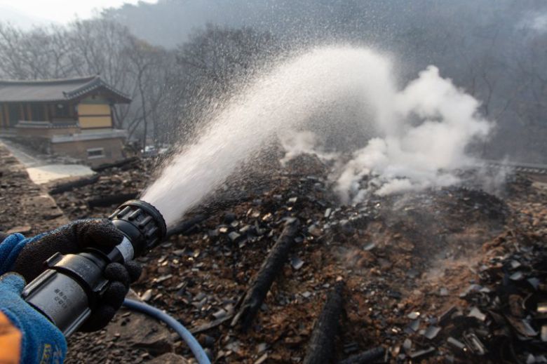 전국 곳곳에 산불이 이어지고 있는 지난 3월 27일 경북 의성군 고운사에서 소방대원들이 잔불을 정리하고 있다. 이번 산불로 국가지정 문화유산 보물로 지정된 고운사 가운루와 연수전 등이 전소됐다. 뉴스1
