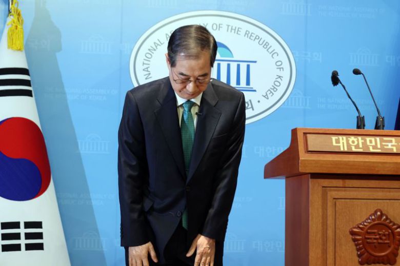 한덕수 전 국무총리가 2일 서울 여의도 국회 소통관에서 대통령 선거 출마 선언에 앞서 인사를 하고 있다. 사진=서동일 기자