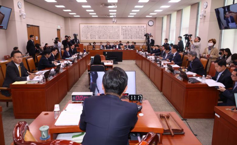 [서울=뉴시스] 조성봉 기자 = 정청래 국회 법사위원장이 2일 오전 서울 여의도 국회에서 열린 법제사법위원회 전체회의에서 회의를 주재하고 있다. 2025.05.02. suncho21@newsis.com <저작권자ⓒ 공감언론 뉴시스통신사. 무단전재-재배포 금지.> /사진=뉴시스화상