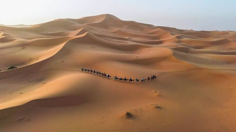 사하라 사막을 낙타를 타고 체험하는 관광객들. 사진=김태원(tan)