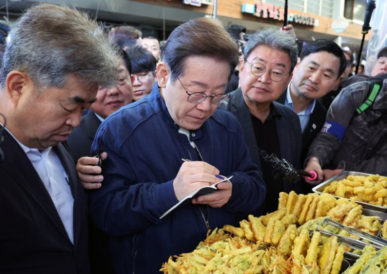 '골목골목 경청투어 : 접경벨트편'에 나선 이재명 더불어민주당 대통령 후보가 2일 오전 강원 철원군 동송전통시장에서 청년 상인의 발언을 메모 하고 있다. 공동취재