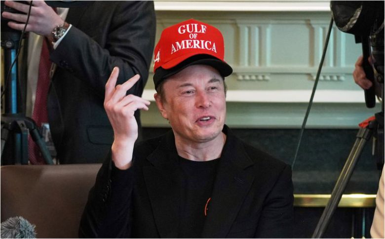 미국 도널드 트럼프 정부에서 정부효율부(DOGE) 수장을 맡고 있는 일론 머스크 테슬라 최고경영자(CEO)가 지난달 30일(현지시간) 미국 워싱턴DC 백악관에서 열린 각료회의에 참석해 발언하고 있다. 같은 날 월스트리트저널(WSJ)은 테슬라 이사회가 이미 1개월 전부터 머스크 축출 및 CEO 교체를 모색중이라고 보도했다. 이에 테슬라 이사회는 성명을 내고 "테슬라의 CEO는 일론 머스크"라며 보도를 부인했다. AP연합뉴스