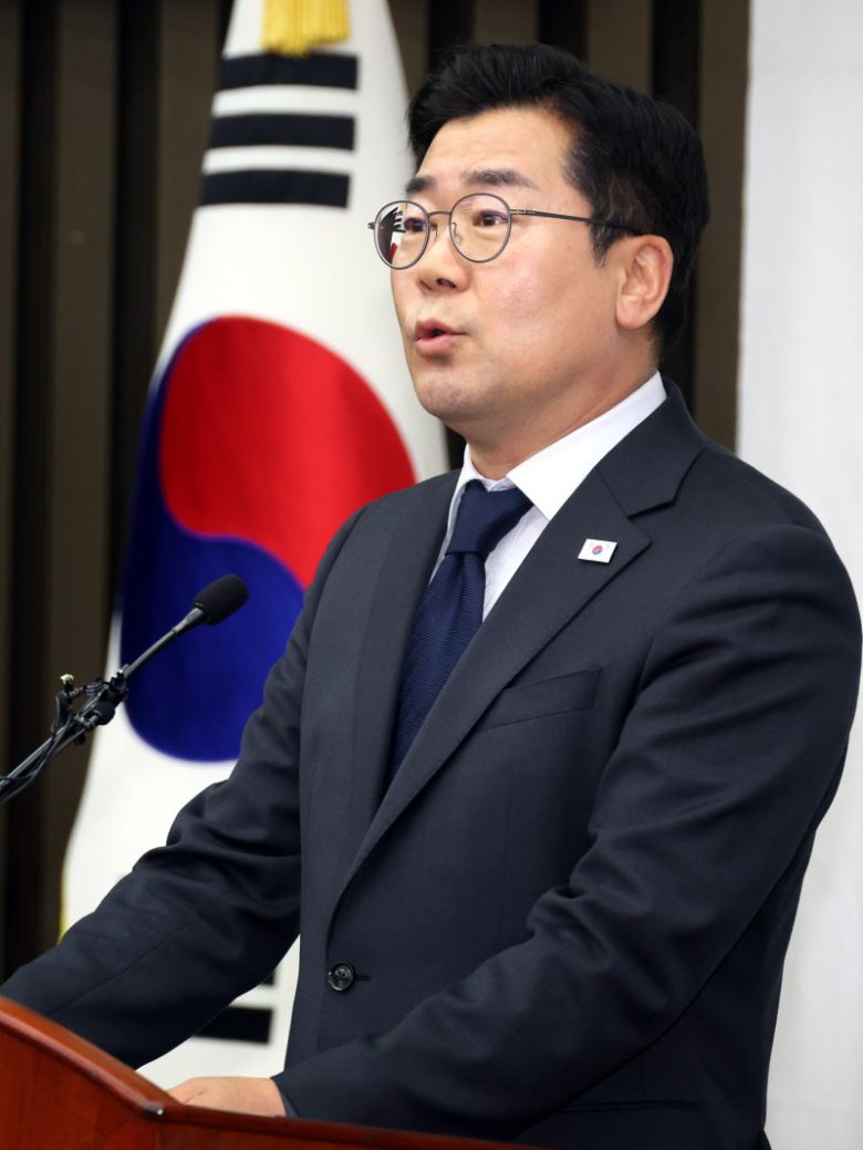 [서울=뉴시스] 조성봉 기자 = 박찬대 더불어민주당 대표 직무대행 겸 원내대표가 1일 오후 서울 여의도 국회에서 열린 긴급 의원총회에서 발언을 하고 있다. 2025.05.01. suncho21@newsis.com /사진=뉴시스