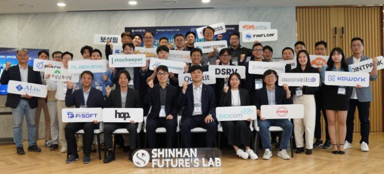 신한금융그룹은 지난달 30일 서울 삼성동에 위치한 신한벤처투자 본사에서 그룹의 스타트업 액셀러레이팅 프로그램인 '신한 퓨처스랩'의 11기 선발 기업들을 대상으로 한 웰컴데이를 개최했다고 2일 밝혔다. 이날 행사에 참석한 (첫줄 왼쪽 네번째)박선배 신한벤처투자 사장을 비롯한 신한금융그룹 관계자 및 신규 선발된 11기 스타트업 관계자들이 기념촬영을 하고 있다.신한금융 제공