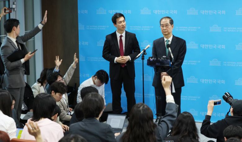 한덕수 전 국무총리가 2일 서울 여의도 국회 소통관에서 대통령 선거 출마 선언을 마친 뒤 취재진 질문을 받고 있다. 연합뉴스