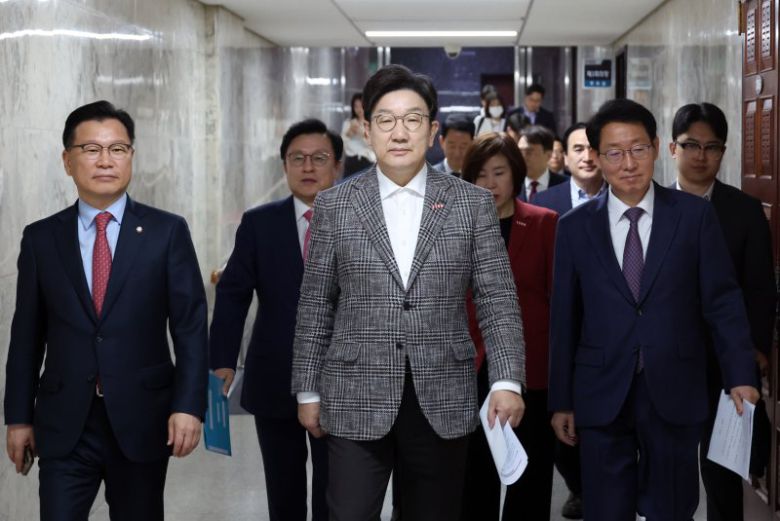 권성동 국민의힘 원내대표가 2일 서울 여의도 국회에서 열린 원내대책회의에 참석하고 있다. 뉴시스