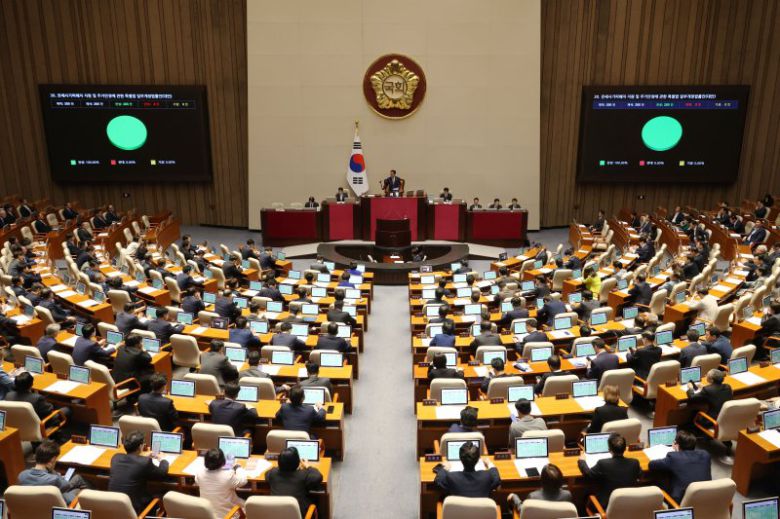 지난 1일 오후 서울 여의도 국회에서 열린 본회의에서 전세사기피해자 지원 및 주거안정에 관한 특별법 일부개정법률안이 가결되고 있다. 뉴스1