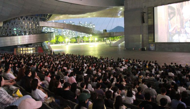 지난해 영화의전당에서 진행됐던 ‘2024 야외상영회’ 현장. 영화의전당 제공