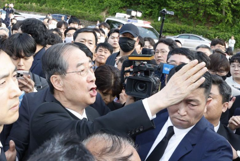 한덕수 전 국무총리가 지난 2일 국립5.18민주묘역을 참배하려다 시민단체 반발로 입장이 막히자 "나도 호남사람입니다＂라고 외치고 있다. /사진=뉴스1