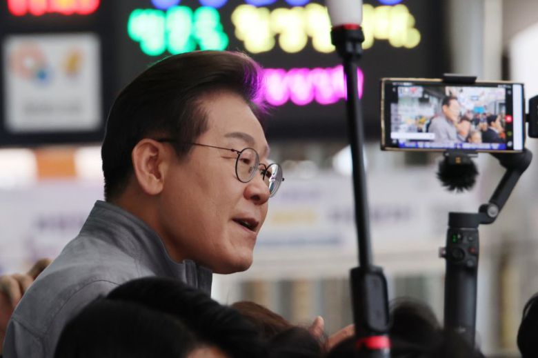 더불어민주당 이재명 대선 후보가 '골목골목 경청투어' 사흘째인 3일 강원도 양양군 양양시장에서 도민들에게 지지를 호소하고 있다. /사진=연합뉴스